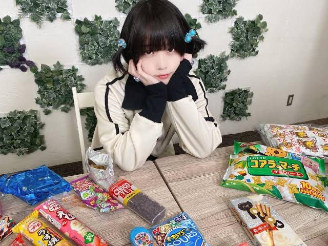 お菓子に囲まれるあのちゃん