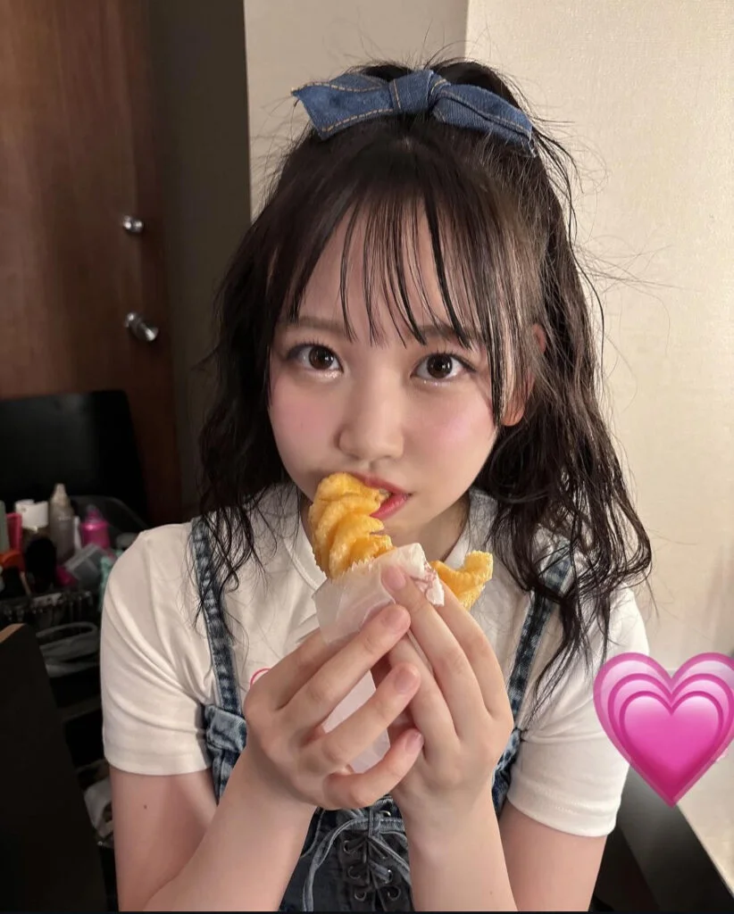 ドーナツを食べる松本かれん