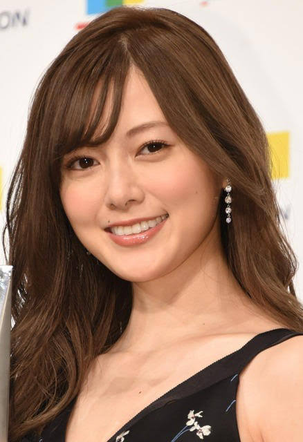 口元（口と鼻の間の右側）のほくろと左頬のほくろと胸元左側のほくろがわかる白石麻衣の画像