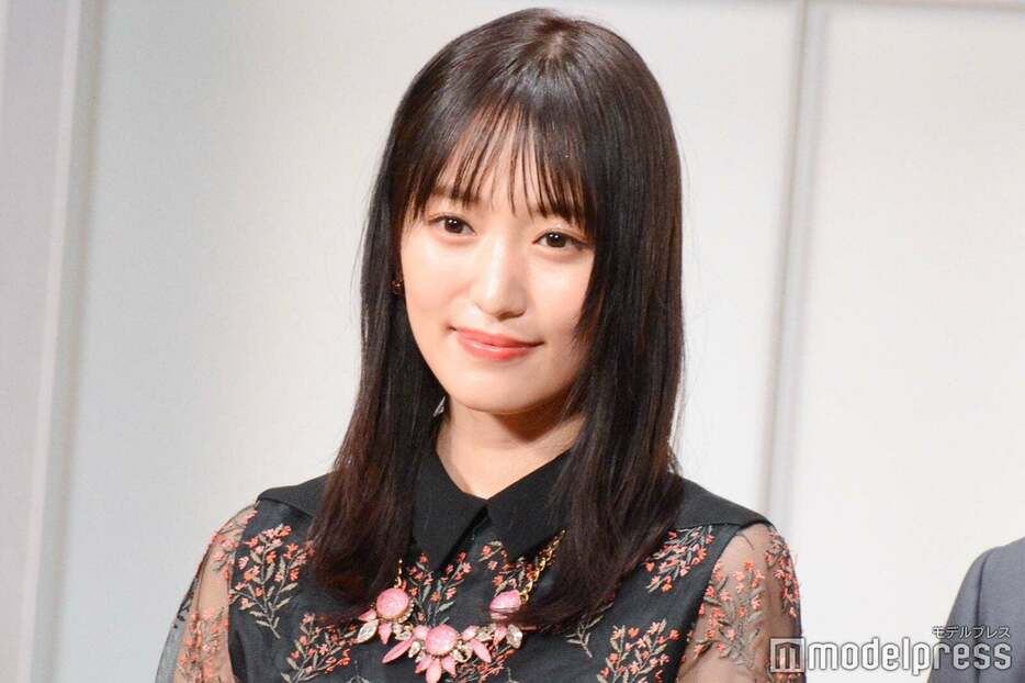 微笑む菅井友香