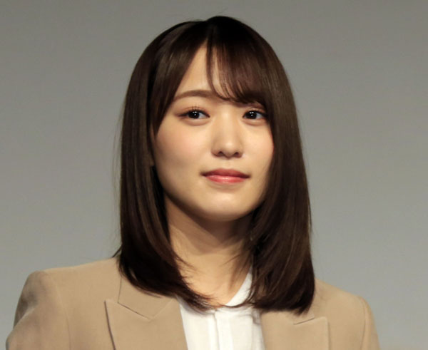 ベージュのスーツを着た菅井友香