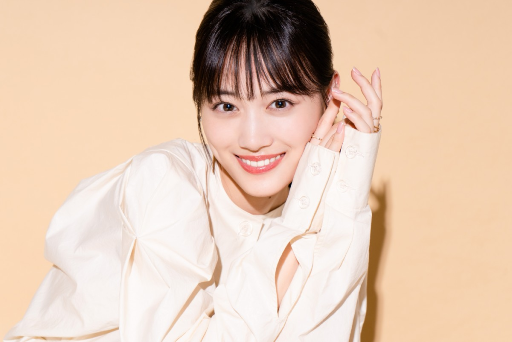 微笑む山下美月さん